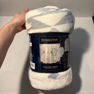 Pendleton White and Gray Geometric Throw in birch tree 50in x 70in blanket nwt